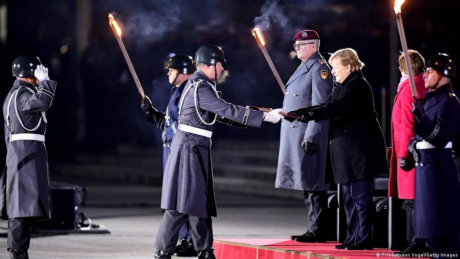 militares-alemanes-despiden-con-antorchas-a-angela-merkel-tras-16-anos-en-el-poder